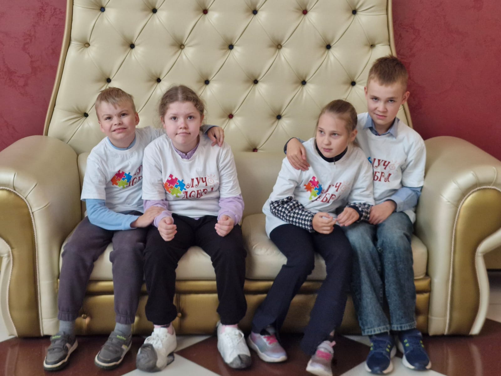 Ребята центра «Луч добра» вместе во время поездки в театр «Экият»